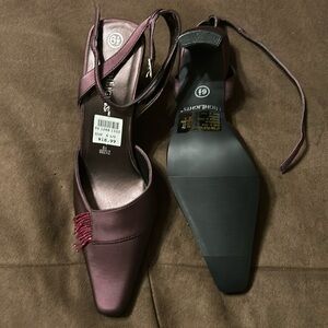 Highlights pointed toe heel